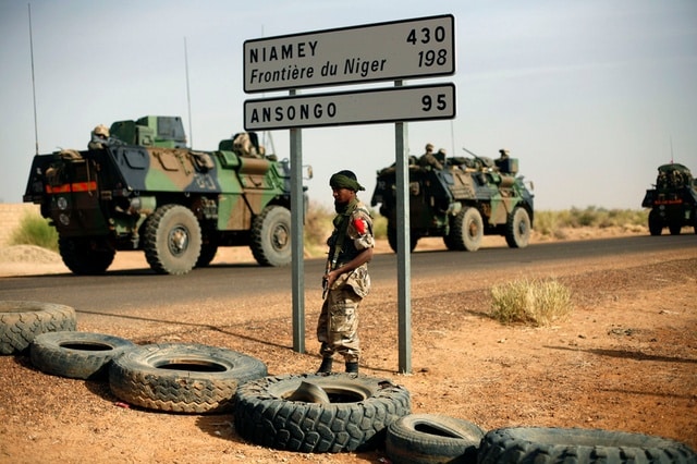 الجزائر تقدم دعم عسكري لمالي (شاحنات ومركبات عسكرية)