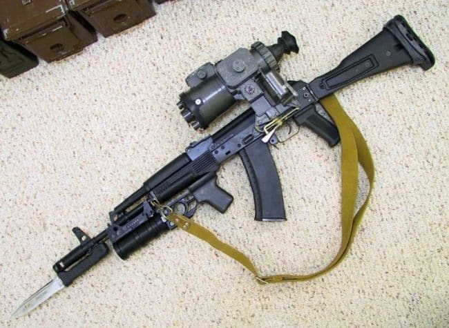 AK-74M هو سلاح مشاة قياسي في الخدمة في الجيش الروسي