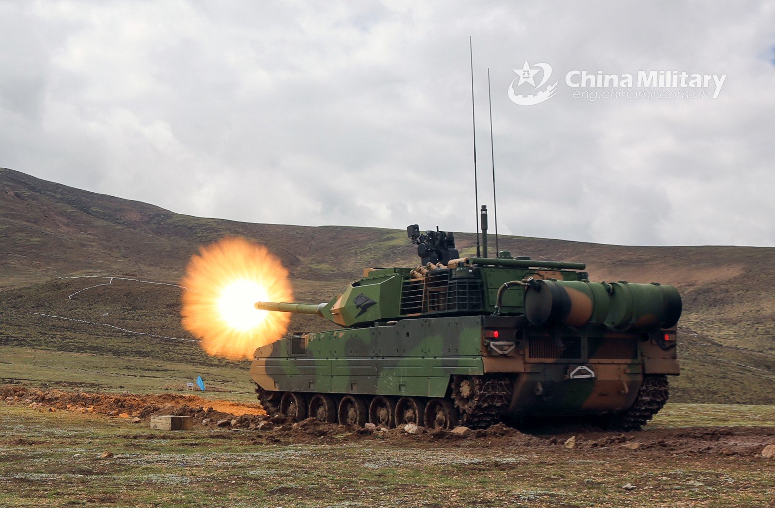 الصين تنشر أحدث الدبابات الخفيفة الوزن على حدود جبال الهيمالايا مع الهند