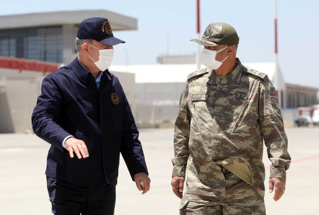 وزير الدفاع التركي وقادة الجيش يزورون شمال العراق 