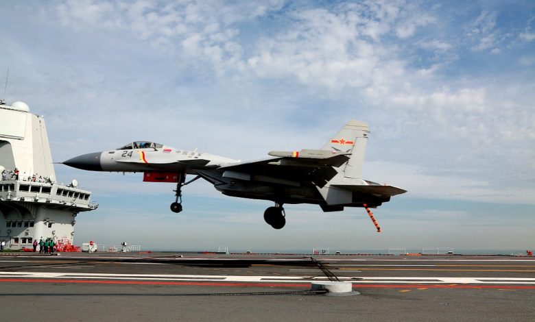 مقاتلة J-15 تقوم بمهمتها التشغيلية الأولى على أحدث حاملة طائرات صينية