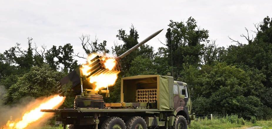 Serbian_army_takes_delivery_of_new_modernized_Oganj_122mm_MLRS_Multiple_Launch_Rocket_Systems_925_001 الجيش الصربي يتسلم أنظمة Oganj الصاروخية الجديدة