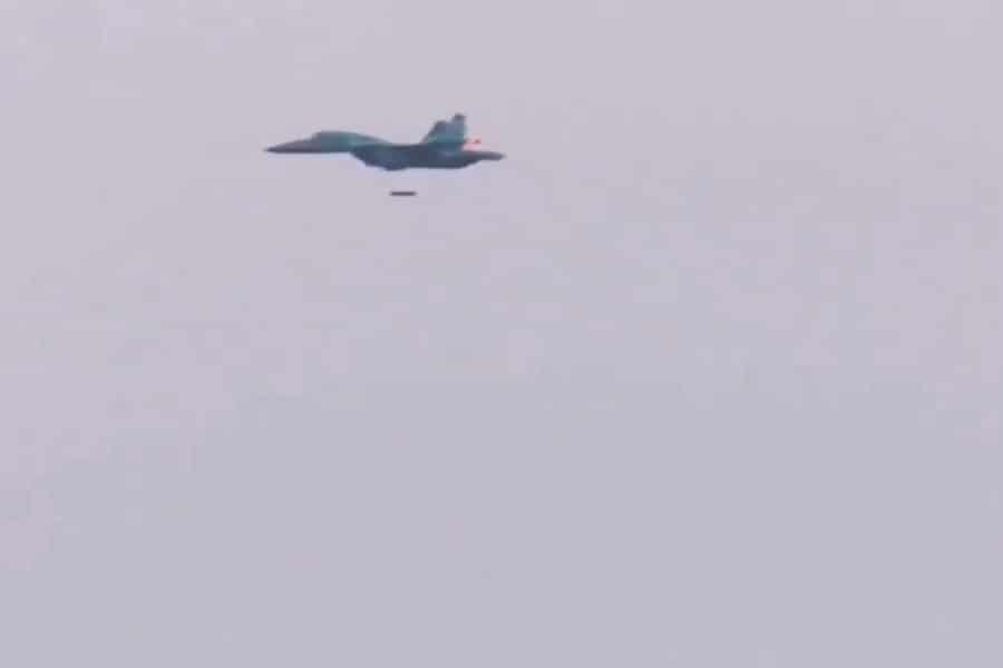 شاهد فيديو مذهل لمقاتلة "سو-34" وهي تلقي القنابل الخرسانية