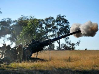 أستراليا تزود قواتها بمدافع هاوتزر وقاذفات صواريخ ذاتية الدفع