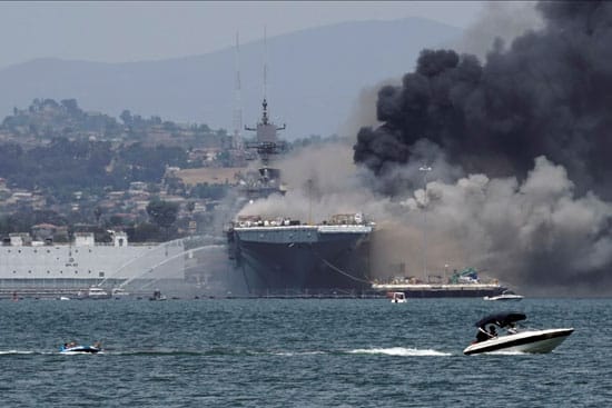 النيران تندلع بسفينة USS Bonhomme Richard الاميركية و اصابة 21 شخصًا