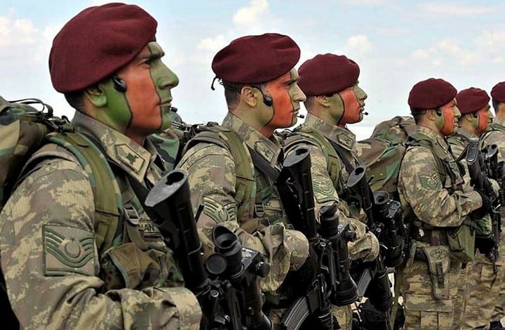 تركيا ترسل قوات النخبه “القبعات المارونية”لمواجهة حشود الجيش السوري