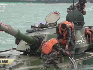 الجيش الصيني يتزود بالوقود في البحر بدبابة برمائية خفيفة