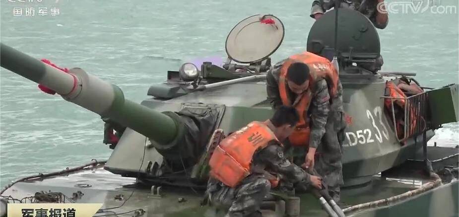 الجيش الصيني يتزود بالوقود في البحر بدبابة برمائية خفيفة