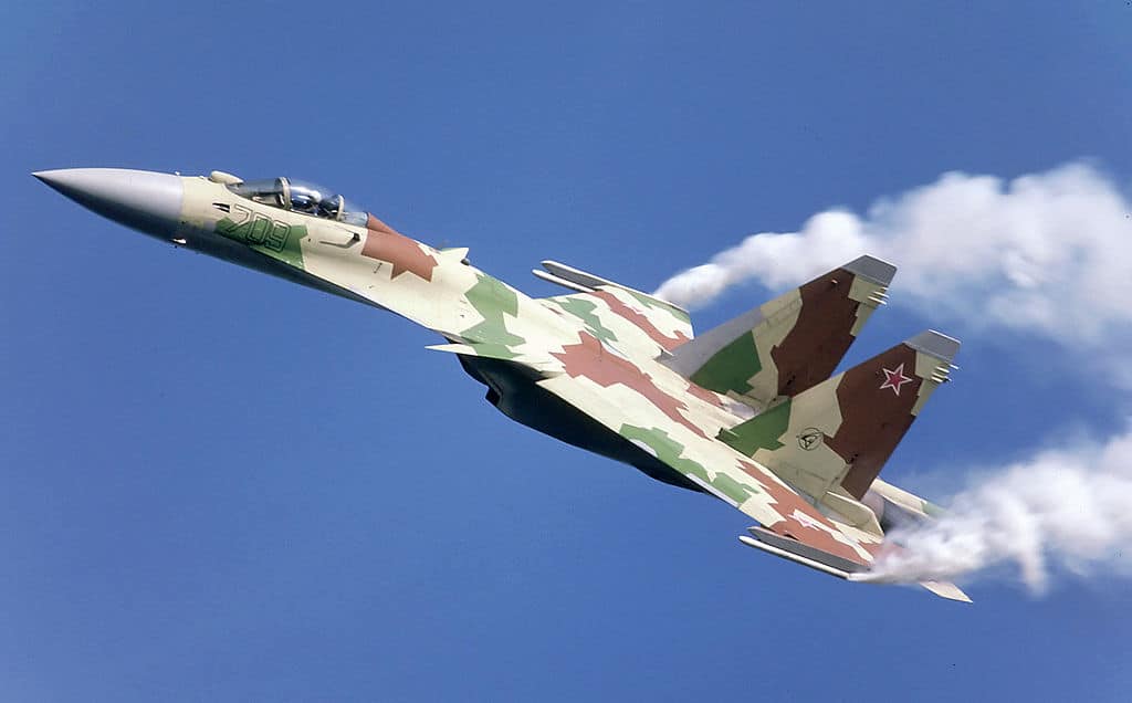 مقاتلات Su-35 الروسية تعترض قاذفة سلاح الجو الأمريكي