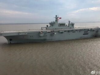 أحدث سفينة حربية برمائية تابعة للبحرية الصينية في عرض البحر لأول مرة