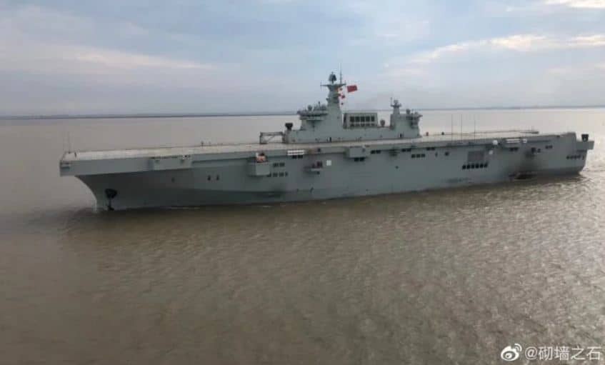 أحدث سفينة حربية برمائية تابعة للبحرية الصينية في عرض البحر لأول مرة ..فيديو