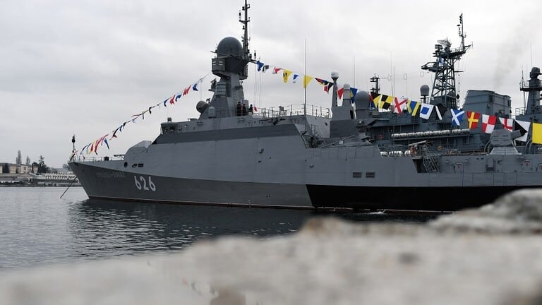 روسيا تختبر سفينة غرايفورون المسلحة بصواريخ “كاليبر” المجنحة