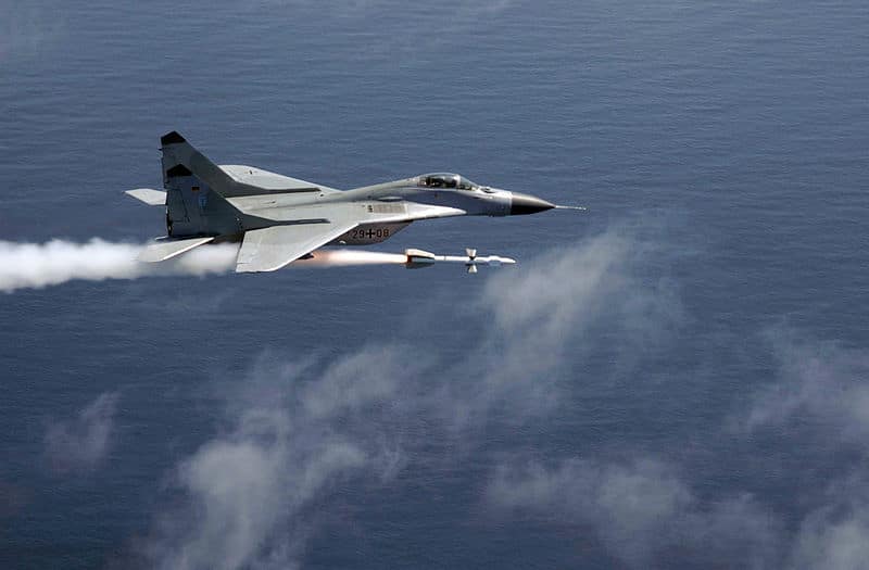 إسقاط طائرة مقاتلة من طراز ميج 29 الروسية فوق ليبيا ..فيديو
