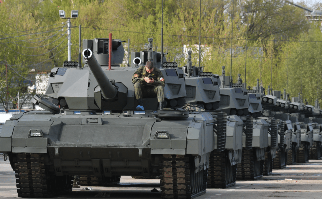 ما هو عدد دبابات القتال الرئيسية في روسيا ؟