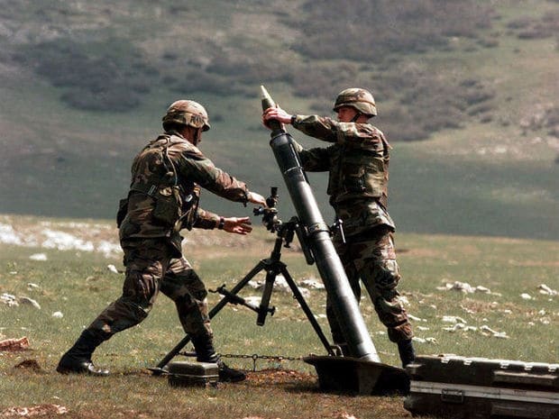 من أين تستورد كلا من أرمينيا وأذربيجان السلاح للجيش ؟
