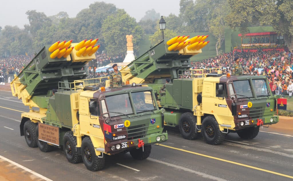 الهند تجري بنجاح اختبارات طيران لصواريخ بيناكا MLRS الجديدة