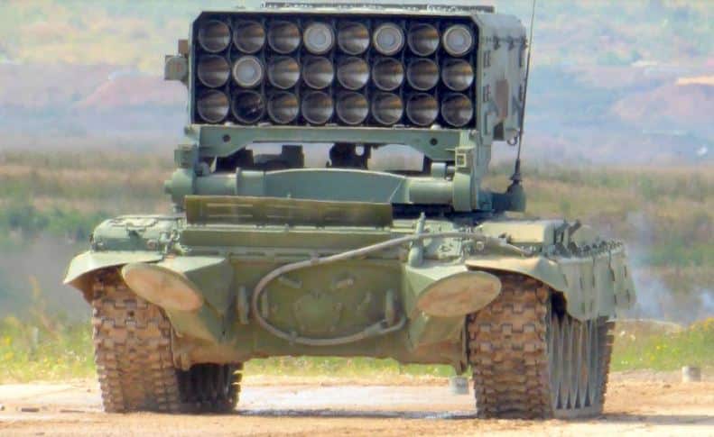 الصناعة الروسية ترقي قاذفات اللهب الثقيلة المتعقبة TOS-1A