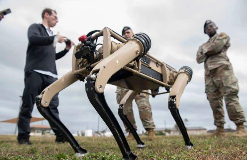 سلاح الجو الأمريكي يجند روبوتات تشبه الكلاب في أفواج الدفاع