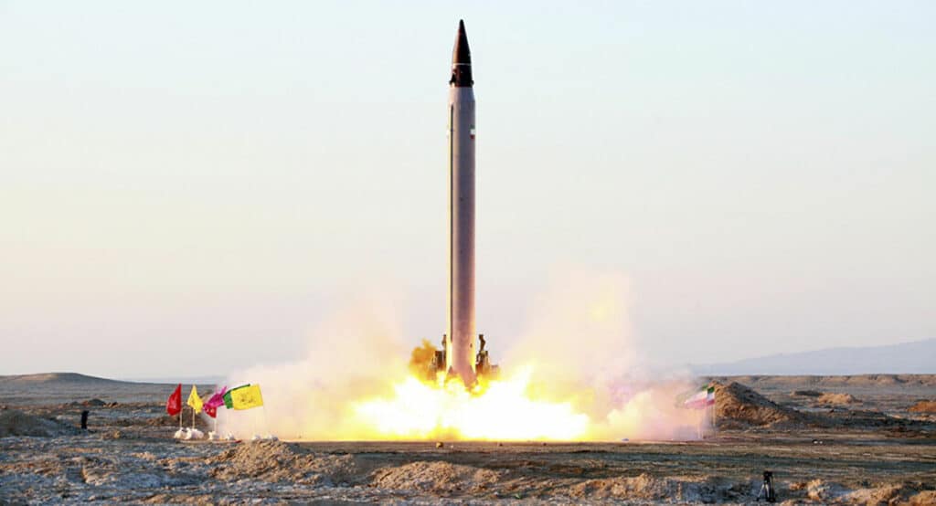 إيران تكشف عن أنظمة إطلاق صواريخ باليستية ذكية جديدة