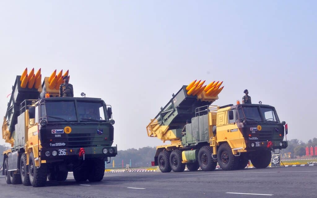 الهند تجري بنجاح اختبارات طيران لصواريخ بيناكا MLRS الجديدة