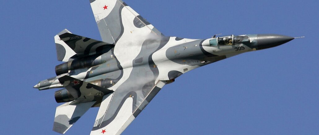 2 طائرات مقاتلة روسية من طراز Su-27 تعترض طائرة استطلاع أمريكية طراز RC-135