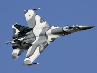 طائرات مقاتلة روسية من طراز Su-27 تعترض طائرة استطلاع أمريكية طراز RC-135