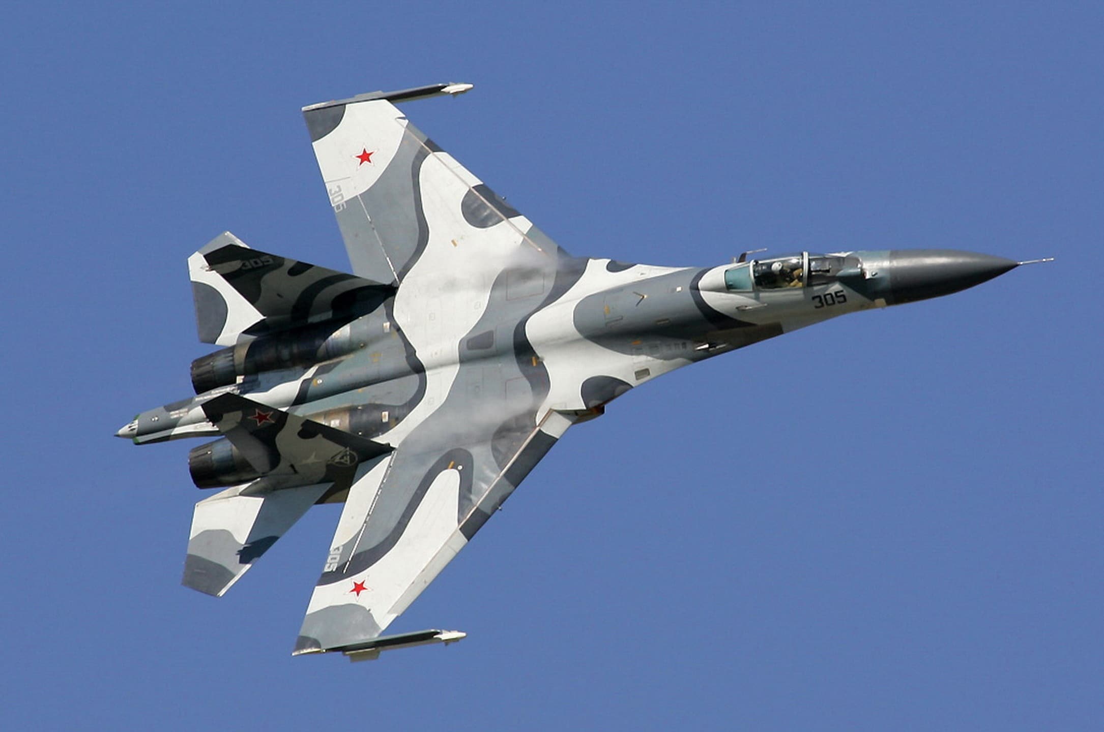 طائرات مقاتلة روسية من طراز Su-27 تعترض طائرة استطلاع أمريكية طراز RC-135