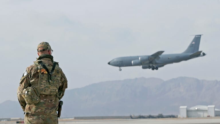 هجوم صاروخي على قاعدة باغرام الأمريكية في أفغانستان