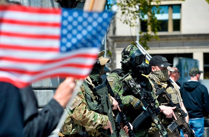 إعلان ترامب الأحكام العرفية وحشد مليشات موالية تثير مخاوف عسكرية في أمريكا