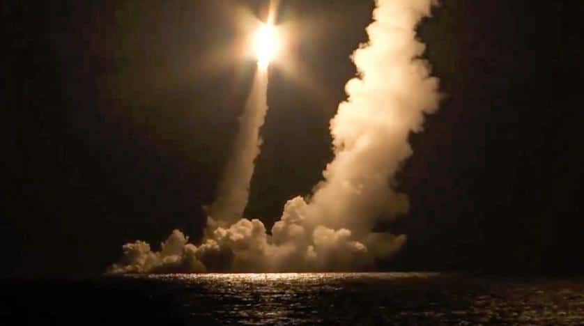 الغواصة النووية القاتلة الروسية تطلق أربعة صواريخ بولافا البالستية..فيديو