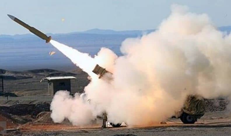 الجيش الإيراني يختبر إطلاق صاروخ ذكي جديد