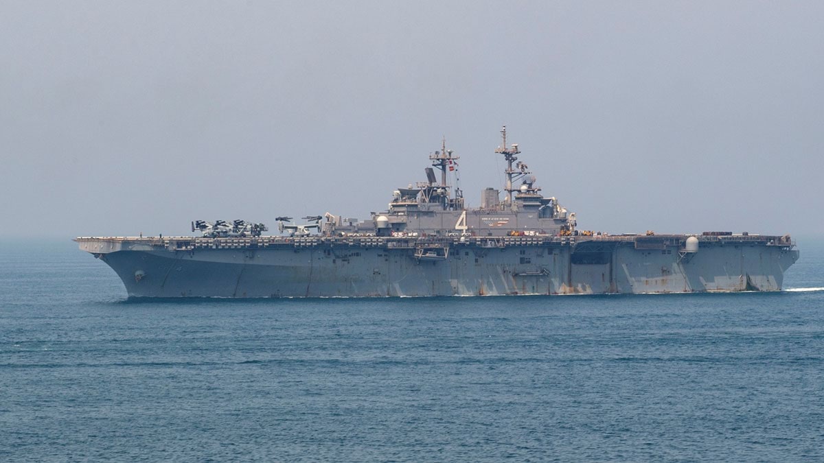 قطع بحرية إيرانية تقترب من سفن أمريكية بشكل “عدواني”في الخليج
