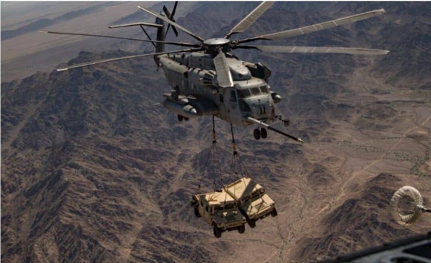فيديو رائع نشرته مشاة البحرية الأمريكية للرافعات الثقيلة بطائرات هليكوبتر من طراز CH-53