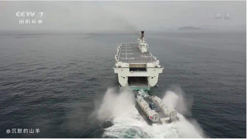 البحرية الصينية تظهر قدرة سفينتها الهجومية البرمائية الجديدة "هاينان"