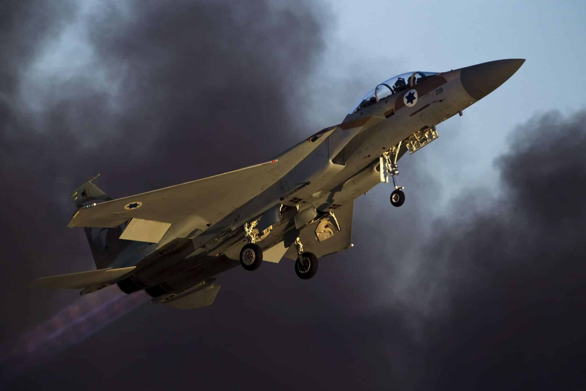 إسرائيل تستهدف اللاذقية وحماة في سوريا بغارات جوية وقصف صاروخي..فيديو