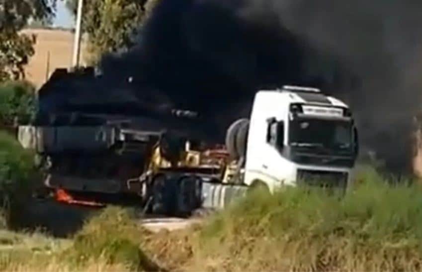 شاهد ..النيران تشتعل في مقطورة جرار تحمل دبابة ميركافا في إسرائيل