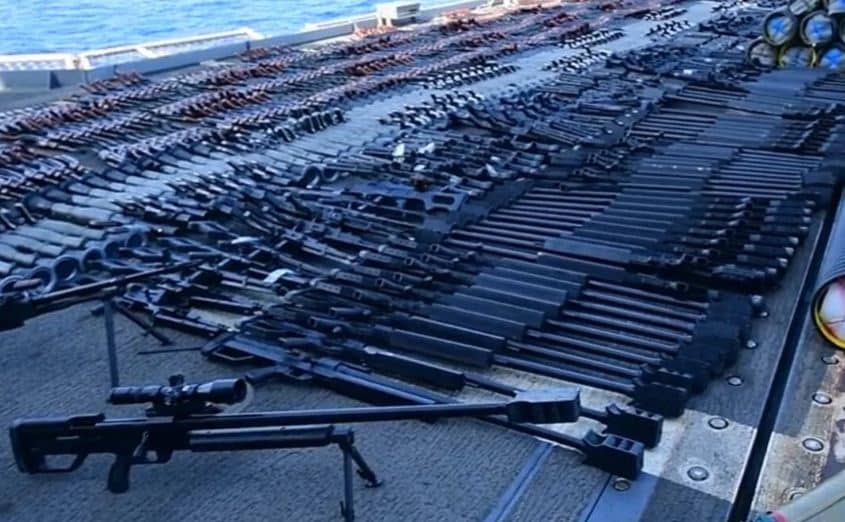 البحرية الأمريكية صادرت أسلحة تكفي لتجهيز ‘جيش صغير’ في بحر العرب ..فيديو