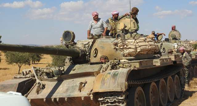 الجيش السوري يحشد قواته بمحيط إدلب تمهيدا لتصعيد كبير وتركيا ترد بحشد قواتها