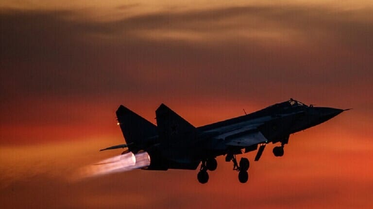 روسيا تنقل أحدث طراز طائرة مقاتلة روسية إلى سوريا مسلحة بصواريخ كينجال