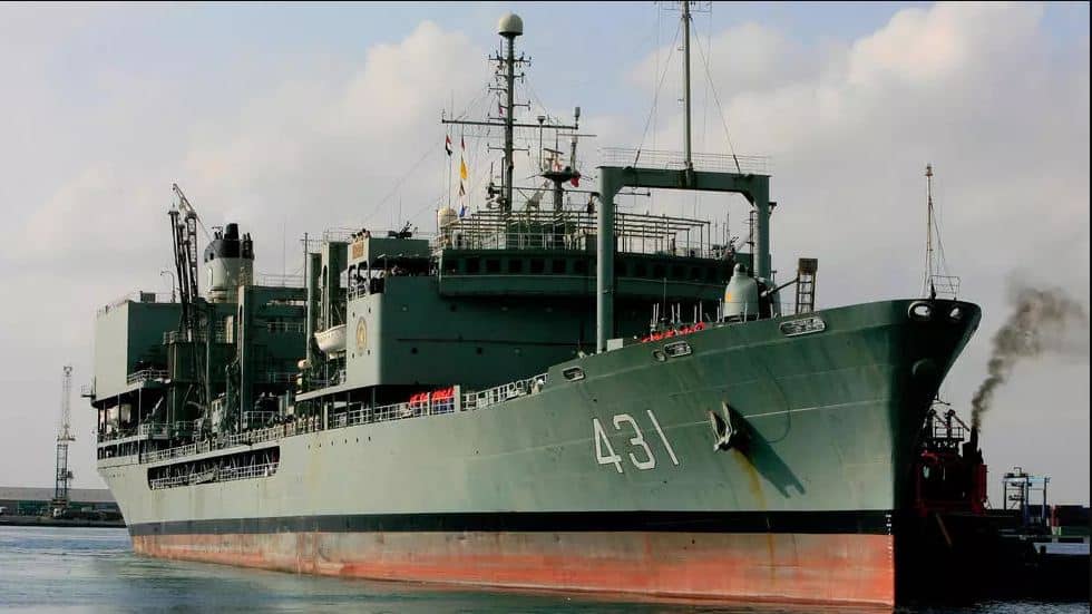 غرق أكبر سفينة تابعة للبحرية الإيرانية بعد تعرضها لحريق غامض