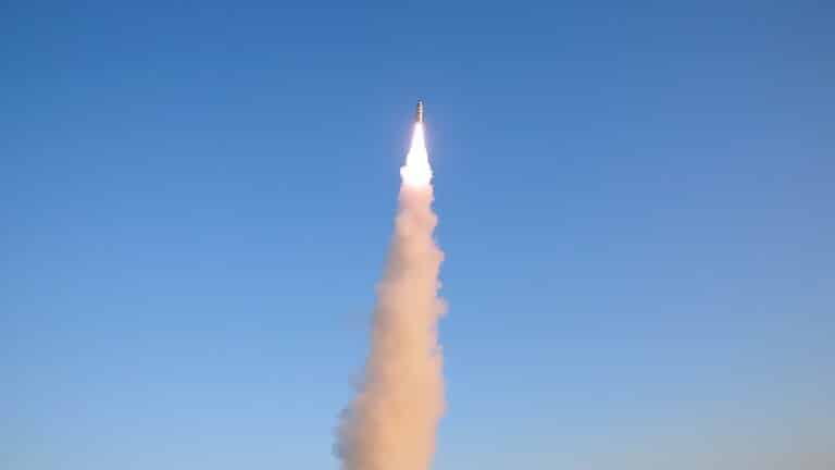 اختبارا أمريكيا “معقدا” للدفاع الصاروخي فوق المحيط الهادئ ونجاح جزئي له
