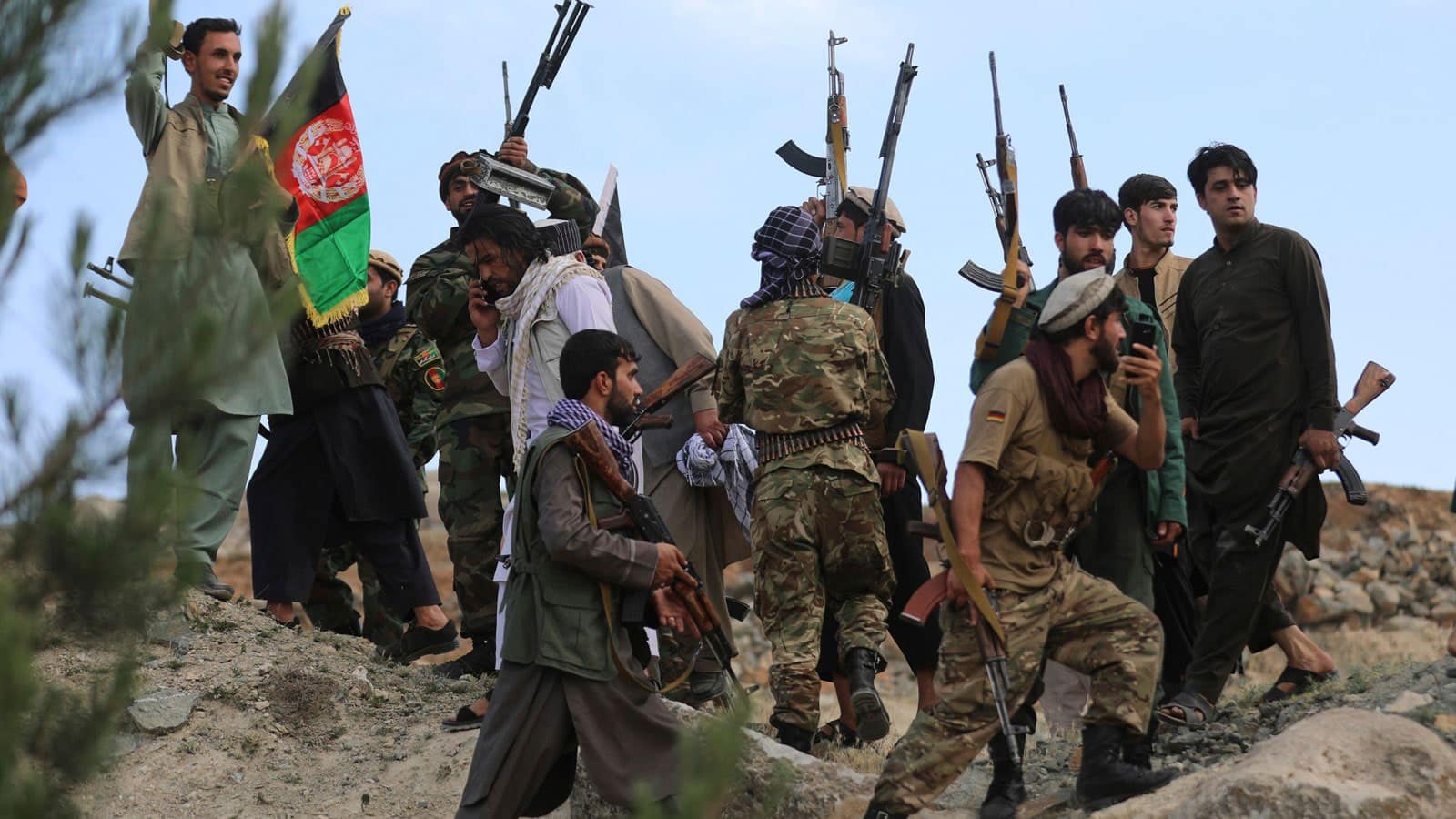 طالبان تقترب من حدود باكستان وتسيطر على معبر حدودي هام