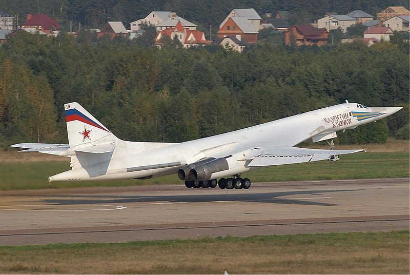 الطائرة الحربية الروسية “تو-160” أضخم طائرة بالعالم وتشكل خطرا “مخيفا”
