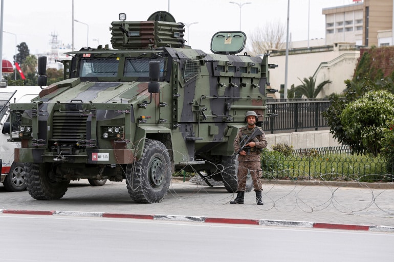 الجيش التونسي يطوق البرلمان ويمنع راشد الغنوشي من دخوله بعد إقالة الحكومة..فيديو