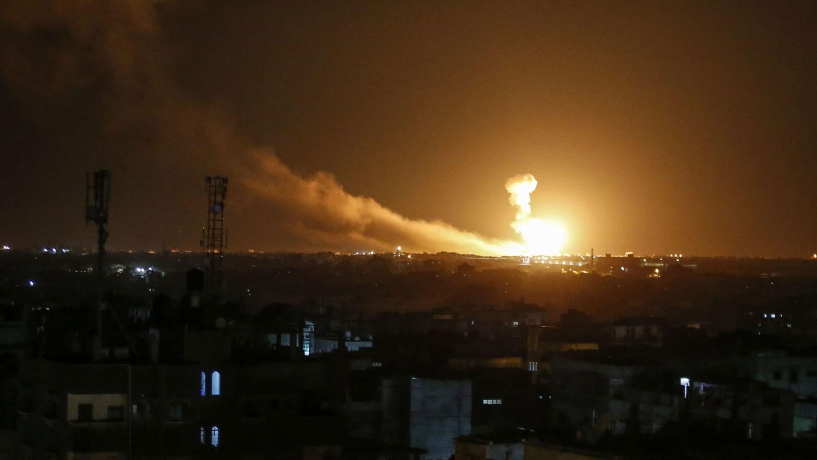 حماس تطلق بالونات حارقة نحو المستوطنات وإسرائيل تقصف مواقع حماس فجرا
