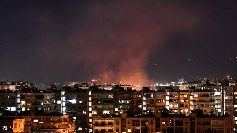 إنفجارات عنيفة تهز دمشق والدفاعات الجوية السورية تتصدى للقصف الإسرائيلي..فيديو