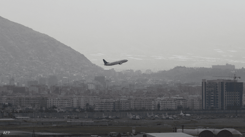 تحطم طائرة أفغانية في أوزبكستان والركاب يقفزون بالمظلات