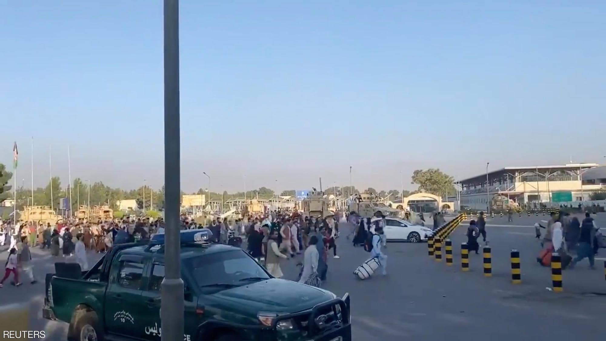 ماذا يحدث في مطار كابول فوضى عارمة وقتلى مدنيين قتلوا دهسا