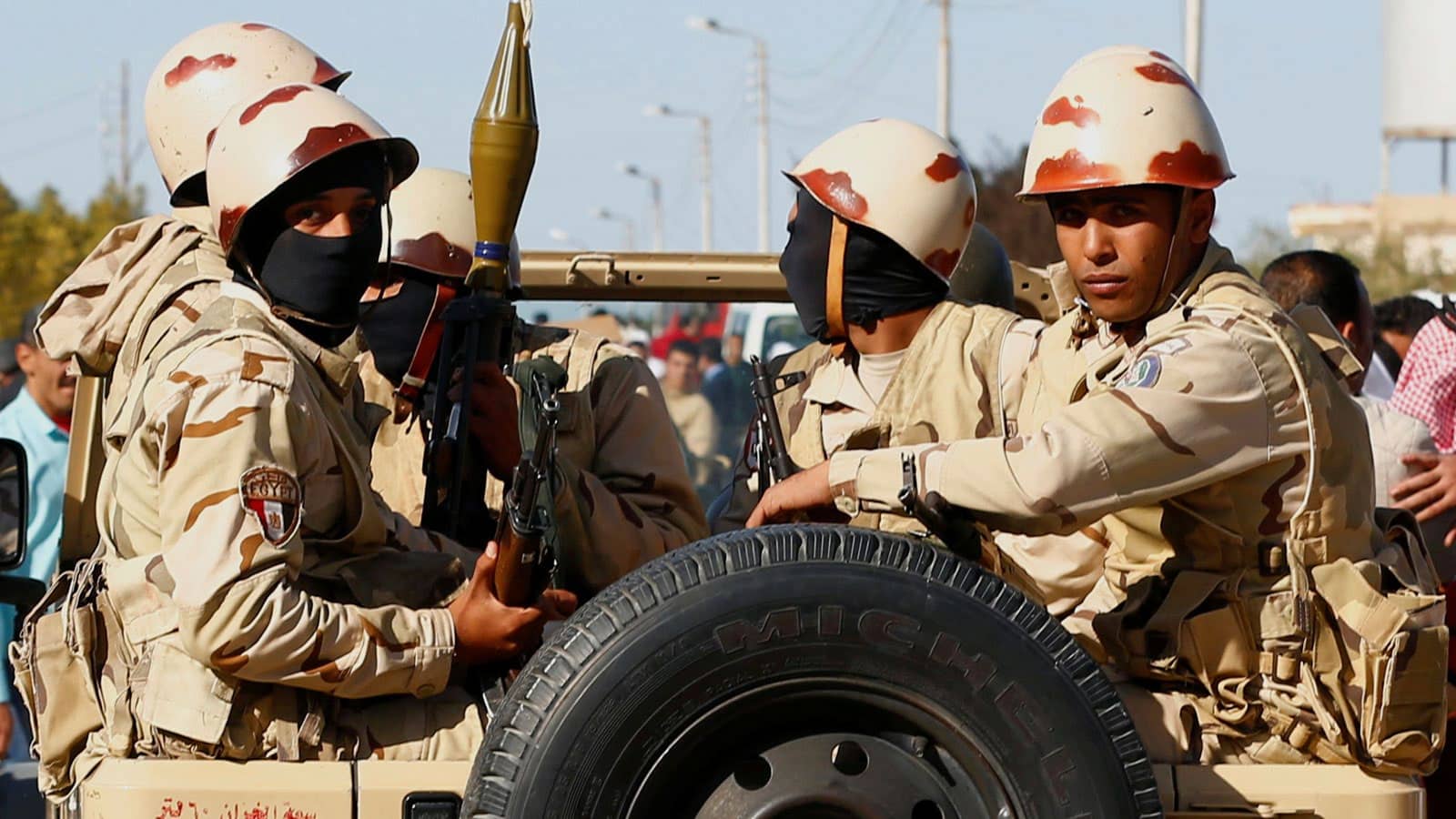 مقتل وإصابة 9 جنود مصريين في سيناء على يد متشددين