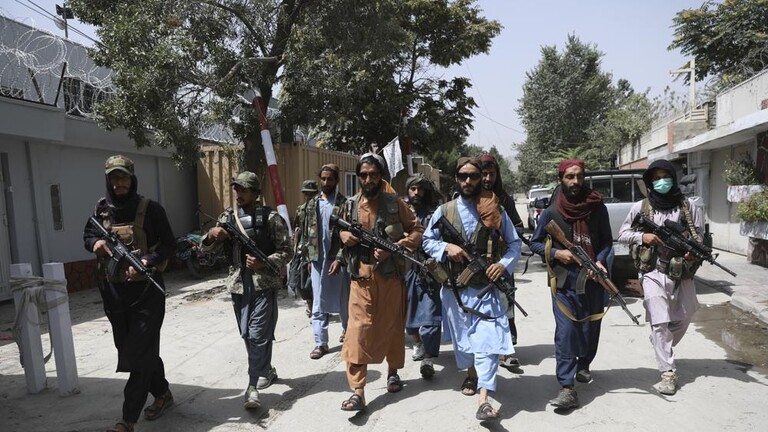 “طالبان” تستعيد منطقة فقدت السيطرة عليها وتستهزأ بجنود أمريكيين عبر صورة